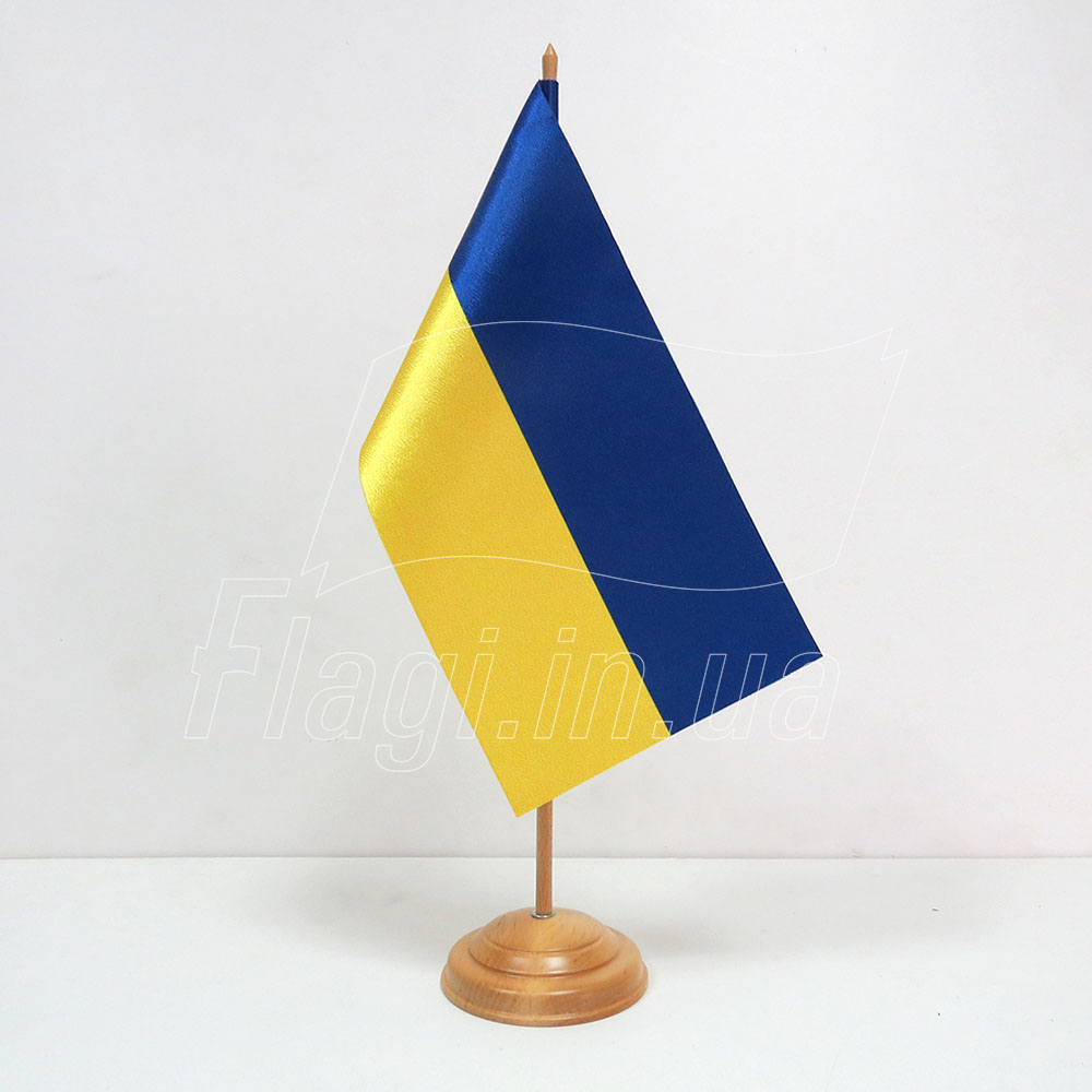 Флажок Украины на деревянной подставке